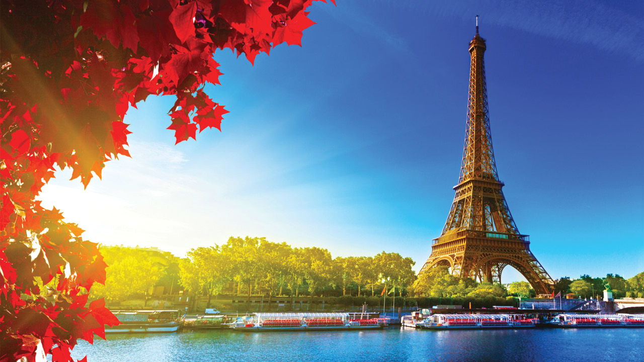 La Tour Eiffel au bord de la Seine sous un feuillage d'automne